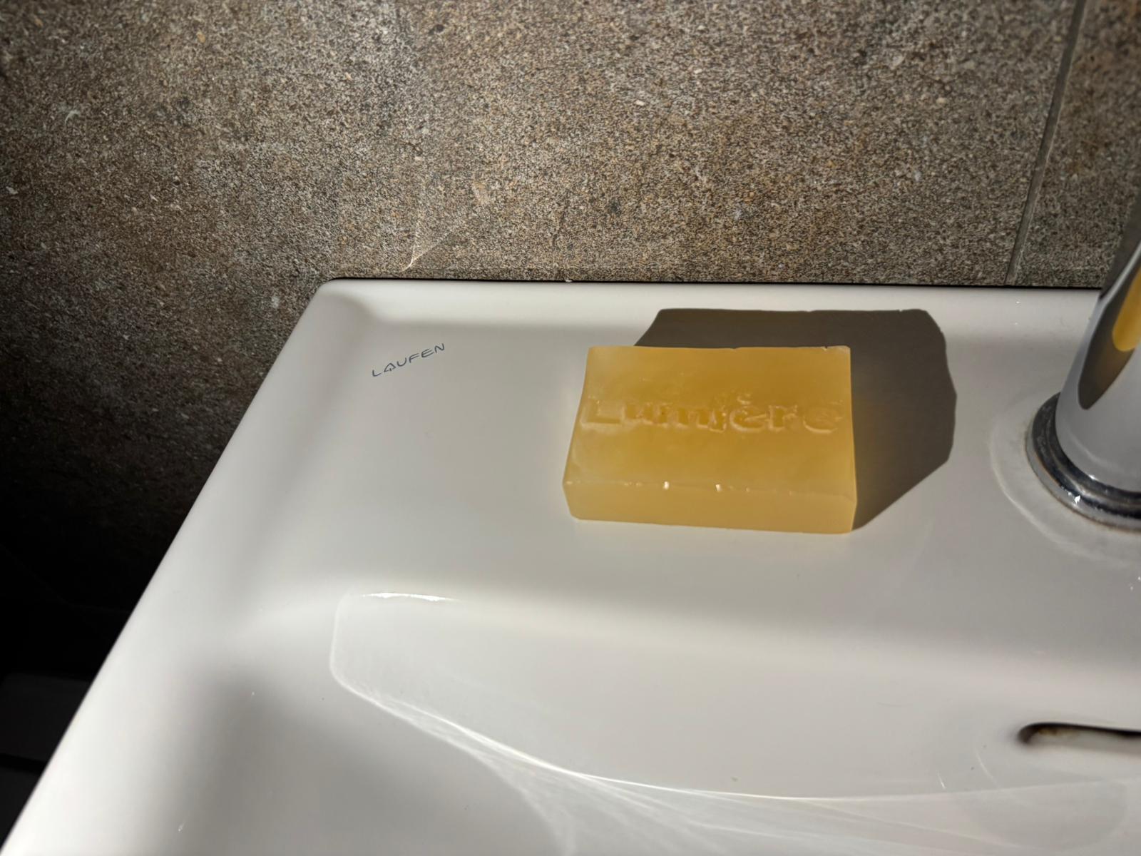 Lumière Seife am Waschbecken