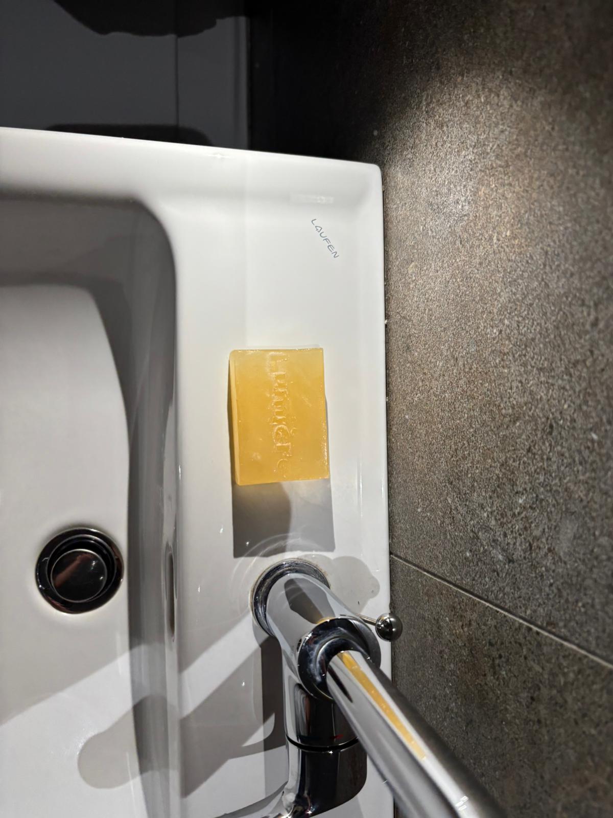 Lumière auf Waschbecken angewinkelt