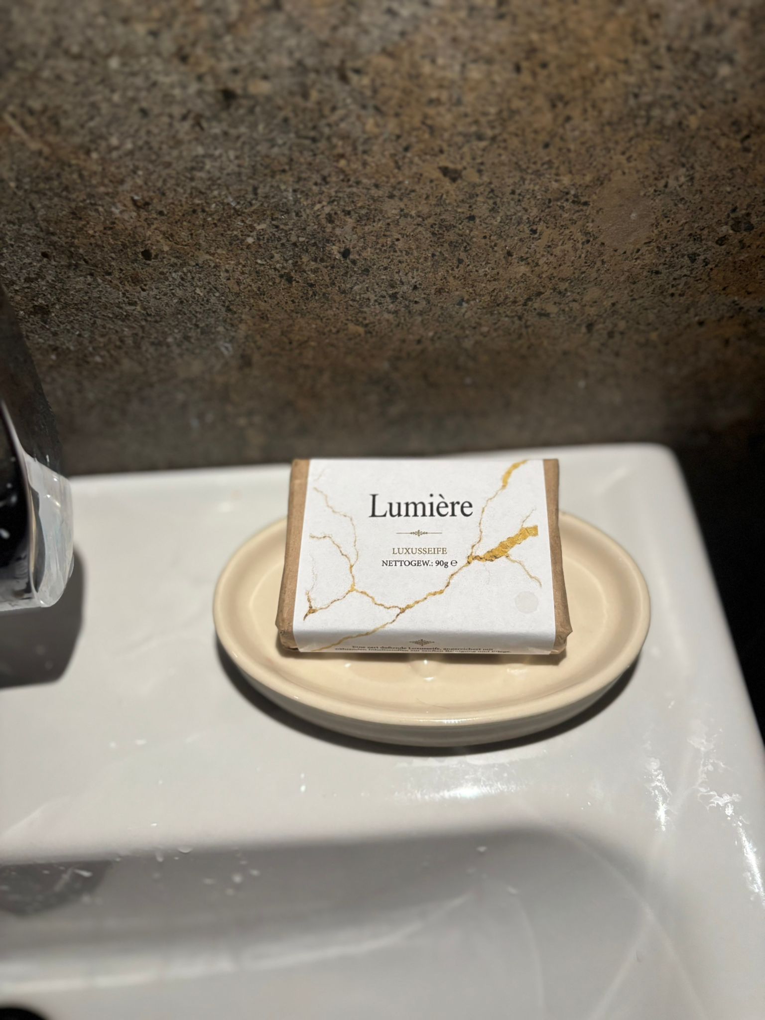 Lumière Seife auf einem Waschbecken